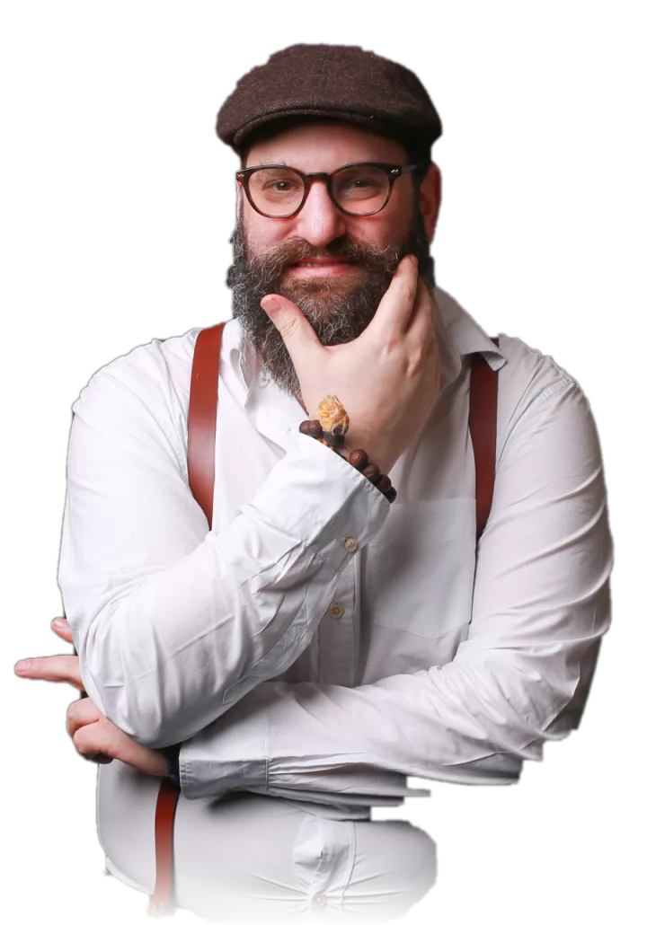 Jonathan Shubs, la main au menton, portant une casquette, regardant pensivement la caméra